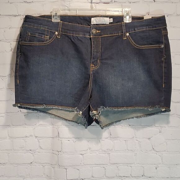 Torrid 3.5 inch dark wash fray hem denim shorts NWT - Picture 1 of 8